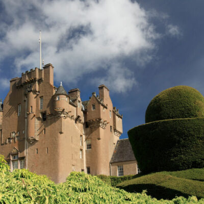 Main crathes hedge 0118 8e5547fbbb3aaa95c4746e02406a35e6